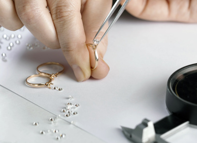 Goldschmied-bei-der-Arbeit-2