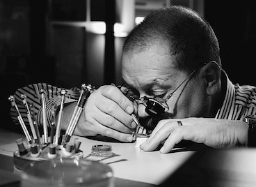 Uhrmacher-bei-der-Arbeit-2